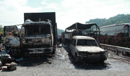 Trung Quốc: Xe tải đâm xe buýt, hơn 40 người thương vong